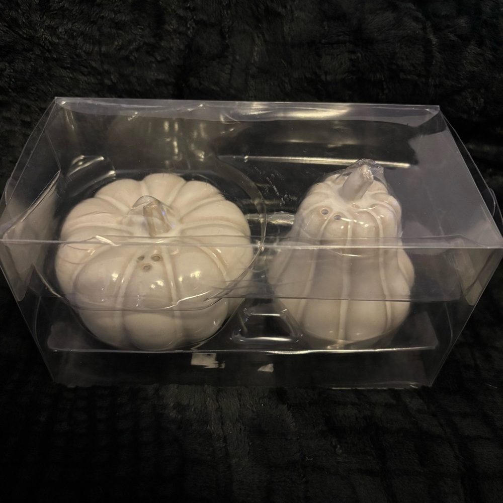 Pumpkin Salt & Pepper Shaker Set - Picture 8 of 8